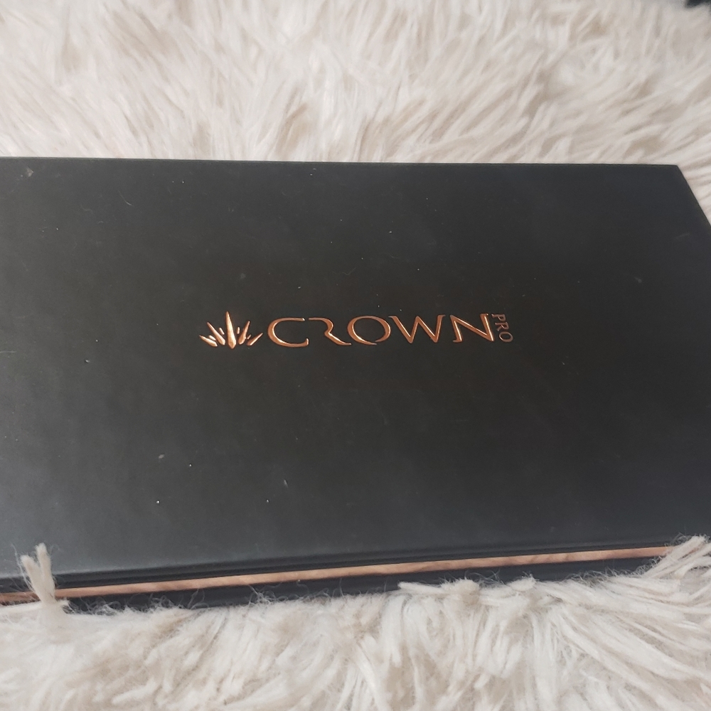 Crown brushes forgo palette
